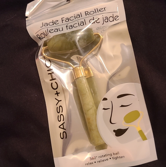 Jade Facial Roller with 5 Face Masks - Picture 4 of 4